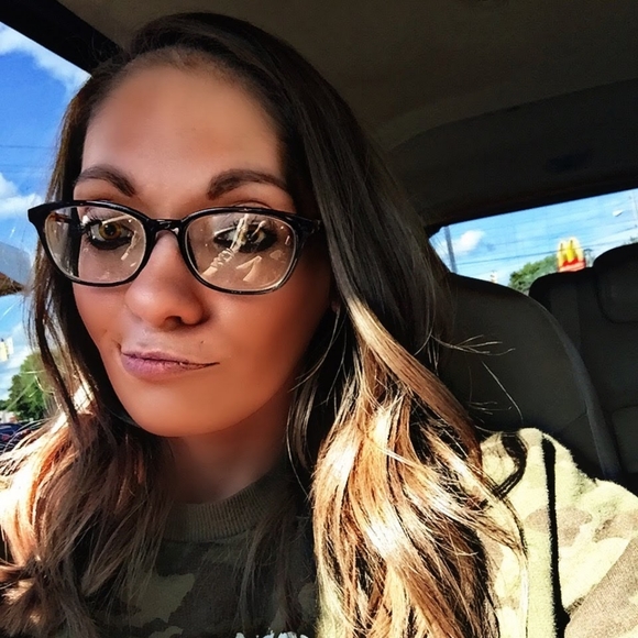 Meet the Posher Other - Meet your Posher, Stephanie🖤